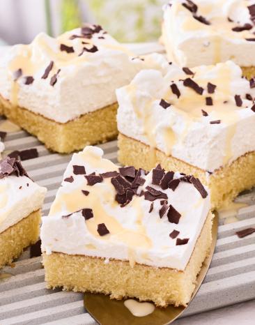 Eierlikör-Schnitte vom Blech in Stücke geschnitten.