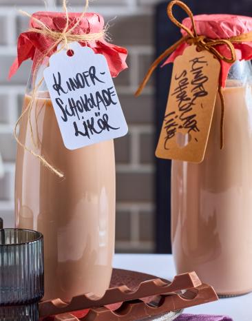 Kinderschokoladen-Likör in einer Glasflasche hübsch als Geschenk verpackt.