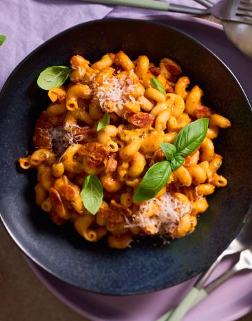 One-Pot Pizza-Mac-and-Cheese in einem schwarzen tiefen Teller.