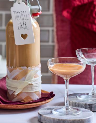 Toffifee-Likör in Flaschen mit hübschem Herz Etikett.