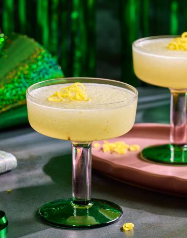 Champagner-Slush in Cocktailgläsern mit Silvester Deko.