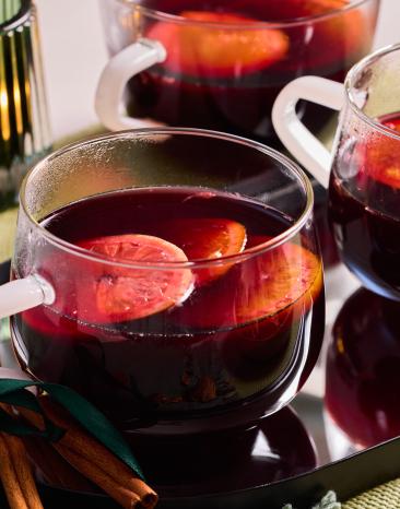 Rote Festtagsbowlemit Orangenscheiben.