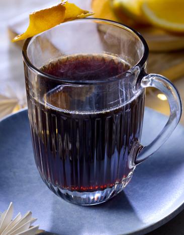 Glühbier aus Schwarzbier und Kirschsaft in einer Glastasse.