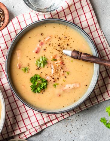 Kartoffelsuppe mit Speck nach Omas Art mit frischer Petersilie garniert.