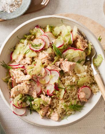 Leichte Thunfisch-Reis-Bowl mit frischen Radieschen in deiner Schüssel.