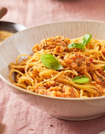 Vegane Blumenkohl-Bolognese mit frischem Basilikum.