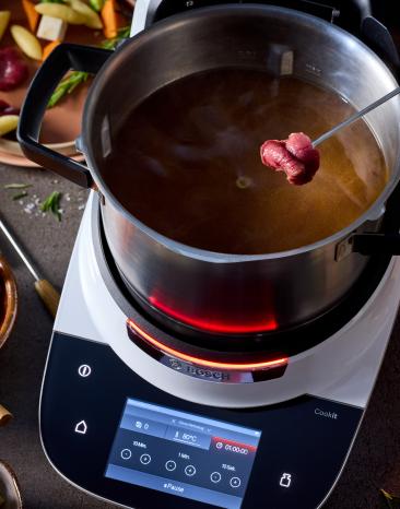 Wild-Fondue mit Gemüse und Fleisch im Cookit Topf.