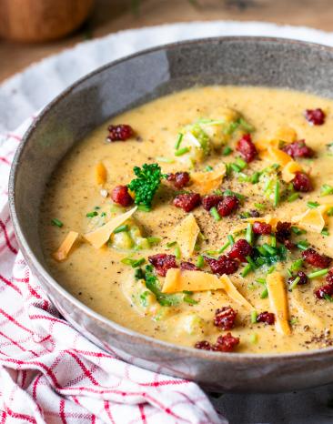Brokkoli-Käse-Suppe mit Toppings in einer Suppenschüssel.