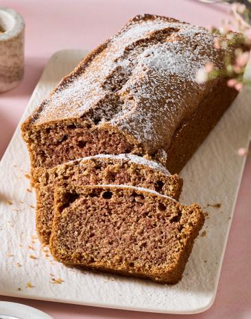 Einfacher veganer Nusskuchen aus der Kastenform, angeschnitten.