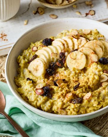 Golden Milk Porridge in einer Schüssel.