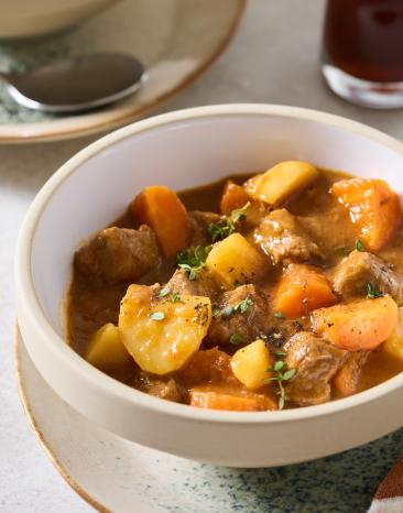 Guiness-Stew mit Dunkelbier im Glas in Schüsseln.