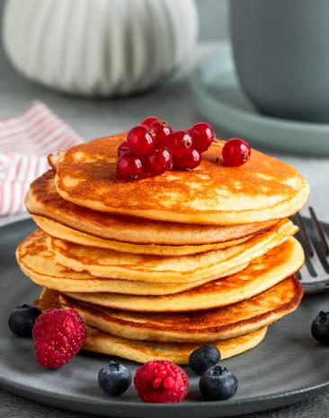 Low Carb Pfannkuchen gestapelt mit Johannisbeeren getoppt.