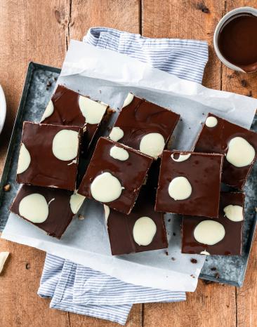 Veganer Marmorkuchen vom Blech in Stücke geschnitten.