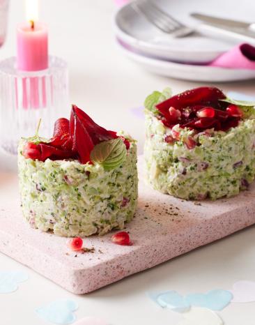 Brokkoli-Tatar mit Granatapfel mit deinem Servierring filigran angerichtet.