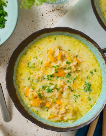 Grünkernsuppe in zwei Schüsseln.
