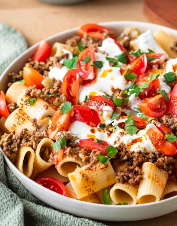 Türkische Pasta in einem tiefen Teller.