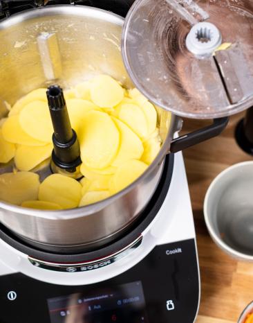 Kartoffeln werden im Cookit zerkleinert. Kartoffeln werden im Cookit zerkleinert.