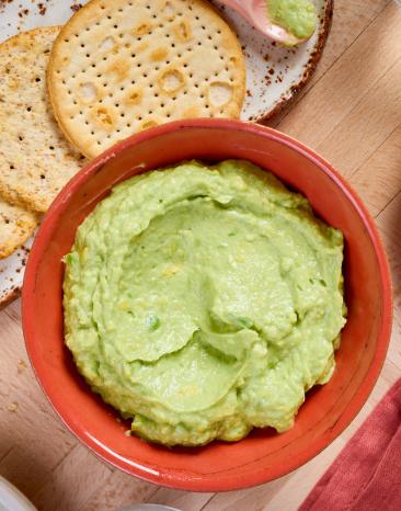 Avocado Dip mit Crackern.