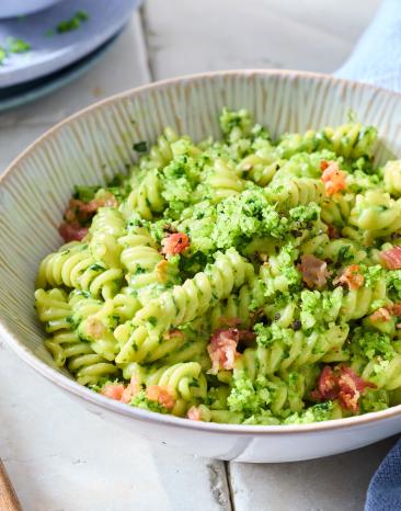Grüne Bärlauch Carbonara mit Fusilli in Pasta Tellern.