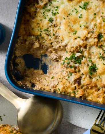 Kohlrabi-Hackfleisch-Auflauf in einer blauen Auflaufform.