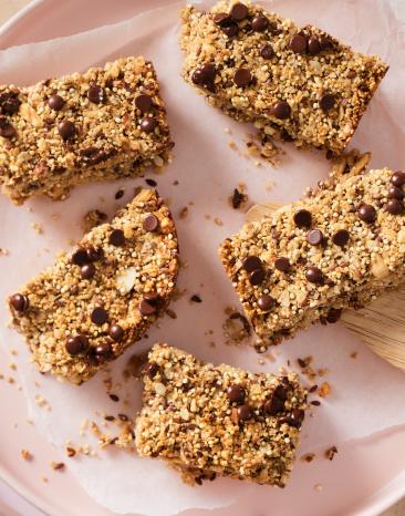 Quinoa Schoko Riegel als Happen auf einem rosa Teller.