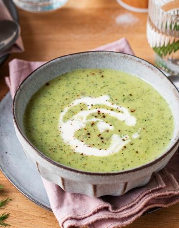 Zucchinicremesuppe garniert in zwei Schüsseln.