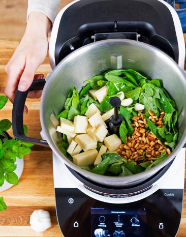 Zutaten für Pesto werden im Cookit zerkleinert. Zutaten für Pesto werden im Cookit zerkleinert.