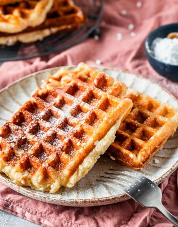 Belgische Waffeln mit Hefe und Puderzucker.