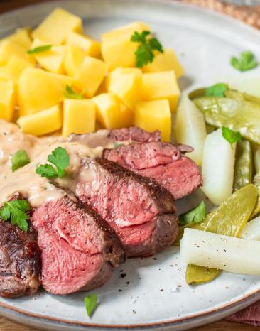 Lammsteaks mit Gemüse auf einem Teller.