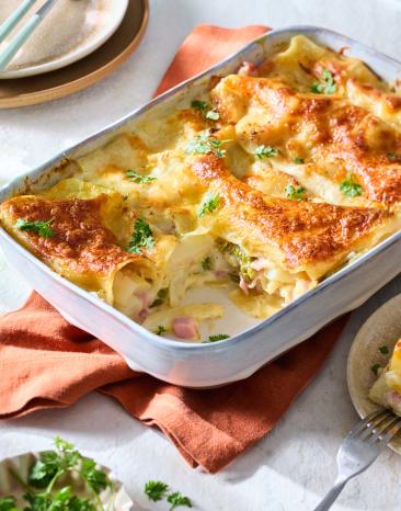 Spargel Lasagne in einer Auflaufform.