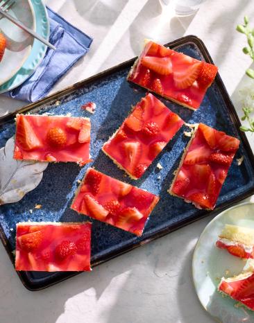 Erdbeerschnitten vom Blech in Stücke geschnitten.