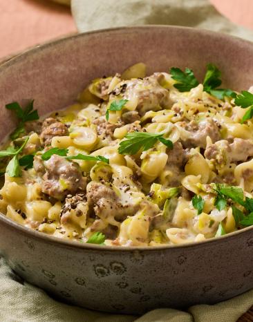 Hack-Lauch Nudeln in einer tiefen Schüssel mit Besteck.