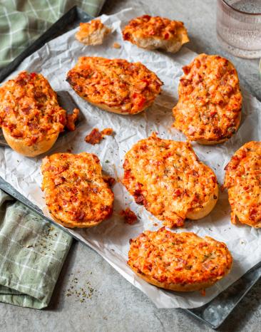 Schnelle Pizzabrötchen auf einem Backblech