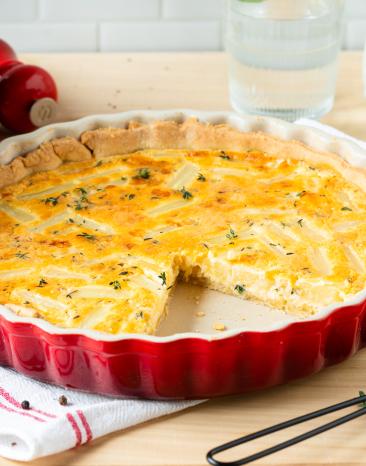 Spargelquiche in einer roten Quicheform.