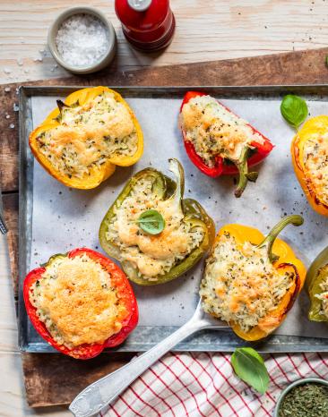 Gefüllte Paprika mit Reis auf einem Blech