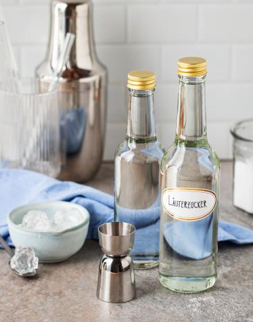 Läuterzucker in Glasflaschen abgefüllt.