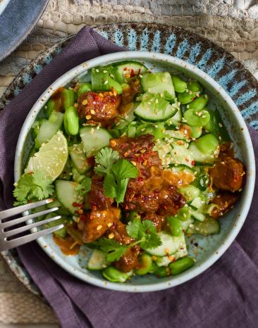 Edamame-Salat mit Steak in einer Bowl mit Sesam und Chiliflocken.