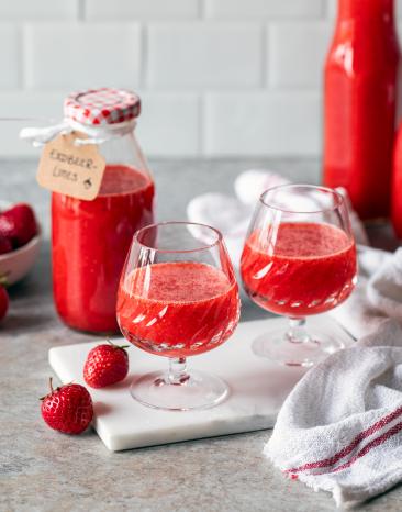 Fruchtige Erdbeer Limes in Gläsern und Glasflasche zum Verschenken.
