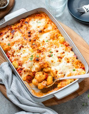 Gnocchi Auflauf Tomate Mozzarella überbacken in einer Auflaufform.