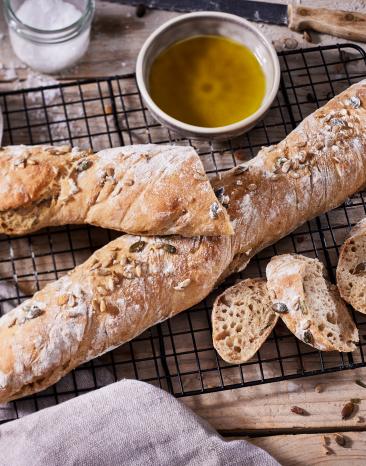 Dinkel Baguette mit Roggen und Körnern.