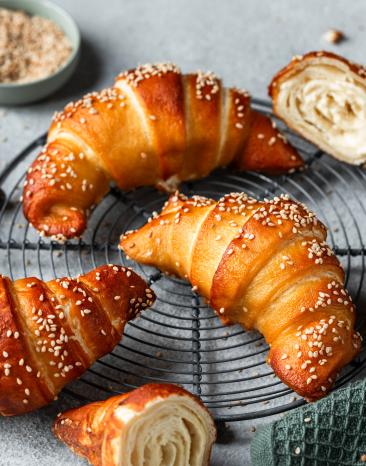 Laugencroissants selbstgemacht auf einem Kitter