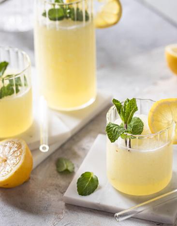 Schneller Limoncello-Slush als dein Sommergetränk.