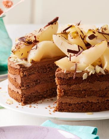 Nougat-Birnen-Torte auf einer Tortenplatte.