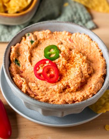 Pimento Cheese – würzig-cremiger Dip in einer Schale mit Nachos daneben.