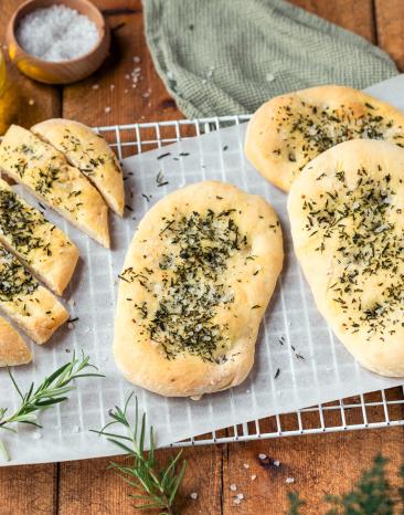 Einfaches, schnelles und krosses Pizzabrot mit Rosmarin.