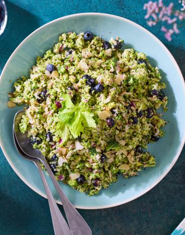 Brokkolisalat mit Heidelbeeren in einer großen Schüssel
