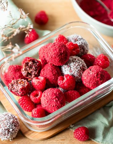 Himbeer-Vanille Energy-Balls in einer Glasdose.