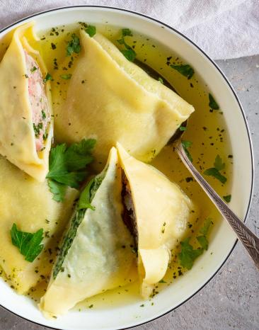 Maultaschen in Brühe mit Petersilie garniert.