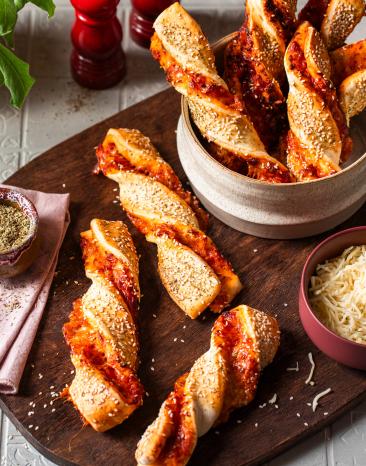 Pizzastangen mit Tomatensoße und Sesam