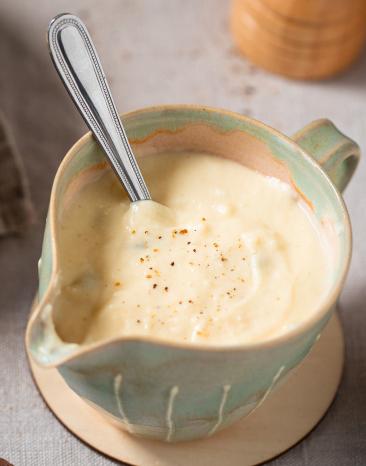 Quattro Formaggi Sauce in einer Sauciere